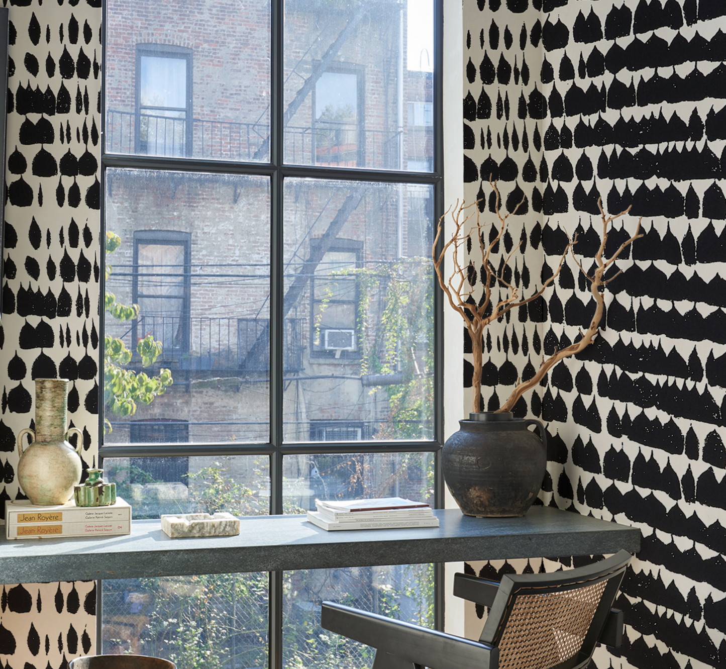 The Queen of Black and White Wallpaper