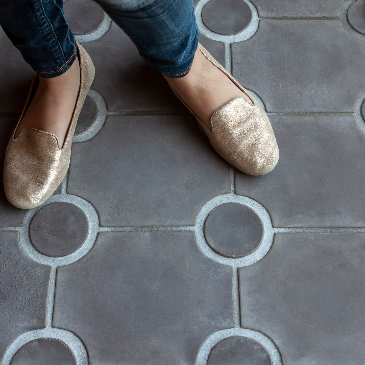 Willow + Wild Square Round Tile Sample